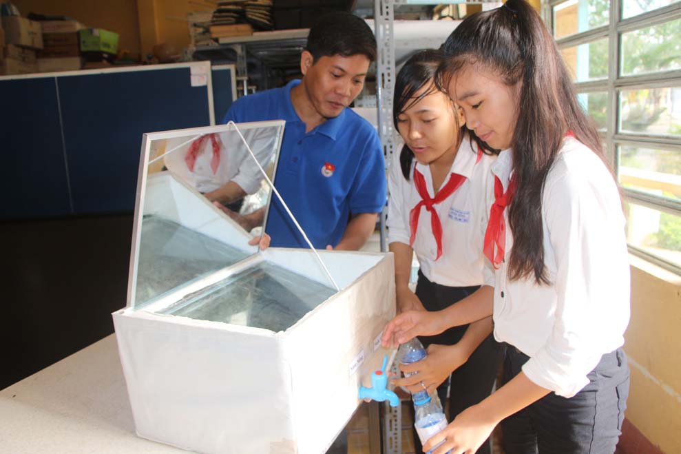 2 nữ sinh lớp 8 chế thiết bị lọc nước mặn thành ngọt bằng năng lượng mặt trời - Máy lọc nước Lý Hải