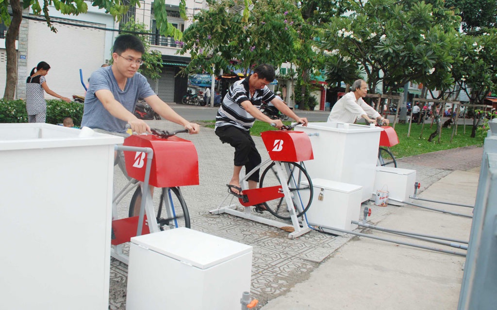 Người Sài Gòn tập thể dục bằng máy lọc nước làm sạch kênh Nhiêu Lộc - Máy lọc nước Lý Hải