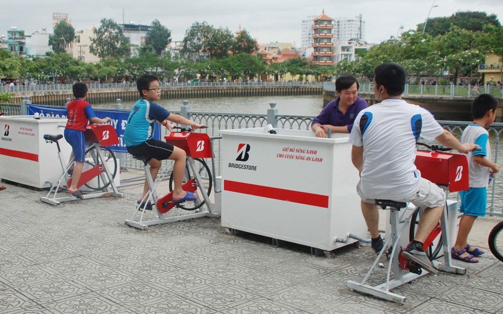Người Sài Gòn tập thể dục bằng máy lọc nước làm sạch kênh Nhiêu Lộc - Máy lọc nước Lý Hải