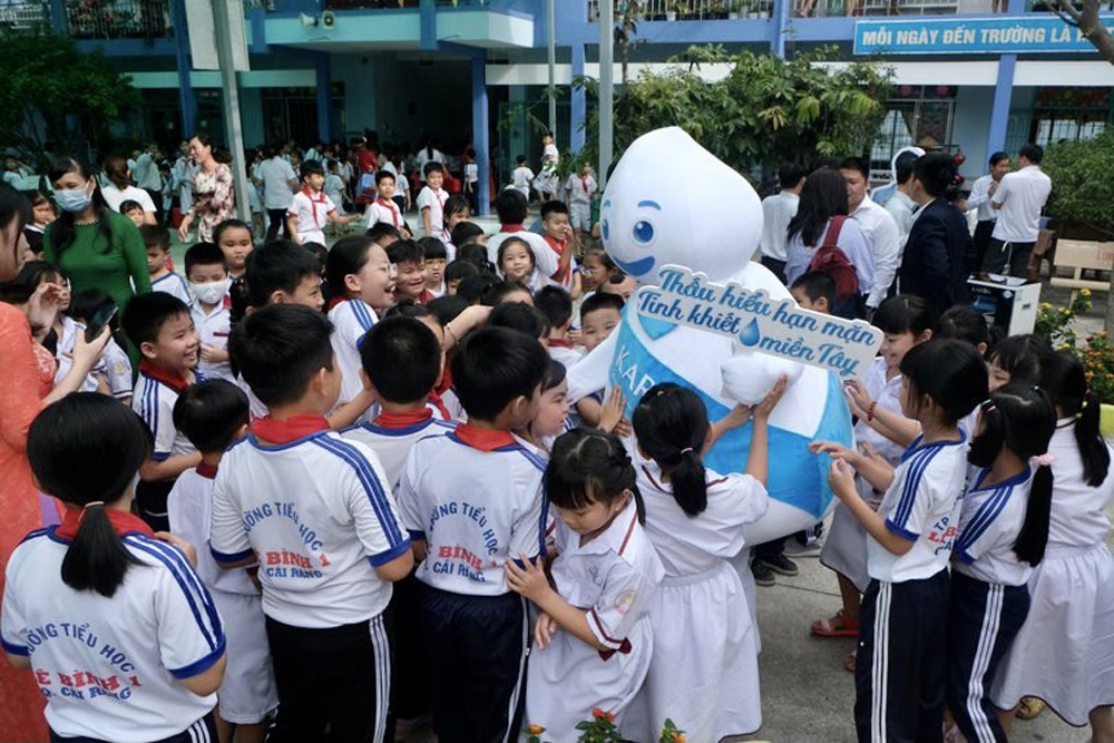 Nước ngọt về trường, 100 ngàn học sinh miền Tây hân hoan đón nhận - Máy lọc nước Lý Hải